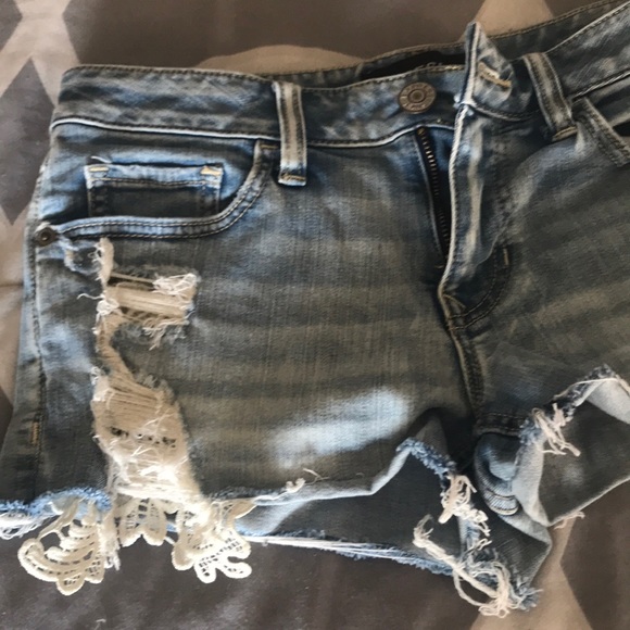 Jean shorts with lace pockets - Picture 2 of 3